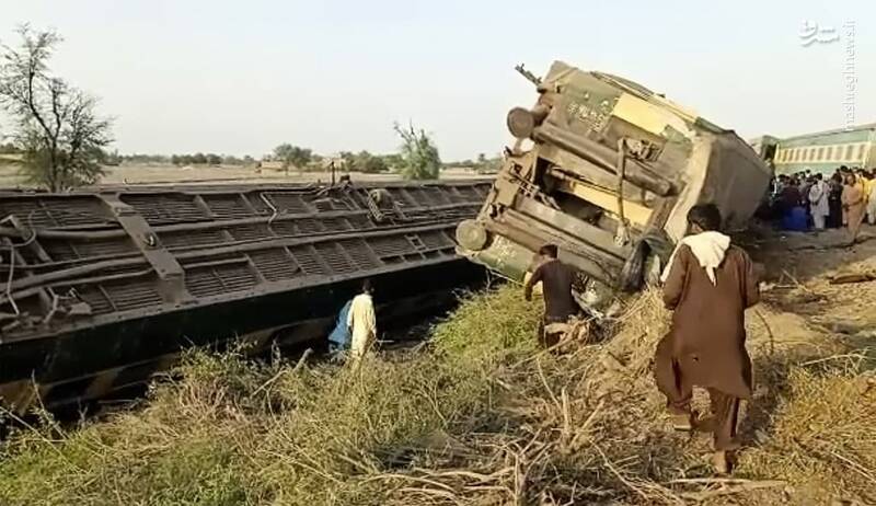 عکس/ برخورد مرگبار دو قطار مسافربری در پاکستان
