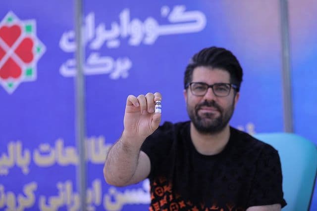 حامد همایون داوطلب تزریق واکسن ایرانی «برکت» شد