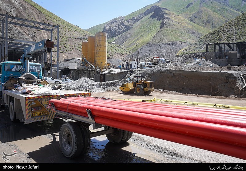 عکس/ سلام کرونایی فتاح با کارگران پروژه آزادراه تهران - شمال