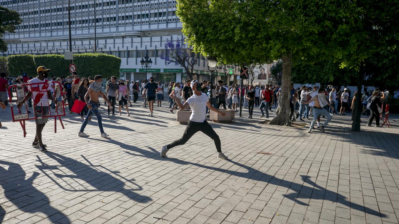 درگیری خشونت‌آمیز پلیس با معترضان در پایتخت تونس