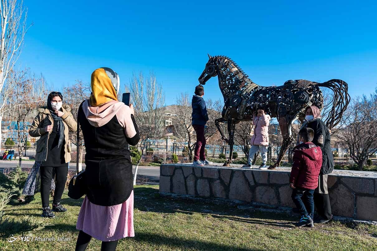 عکس/ هنرمندی مجسمه سازِ مراغه ای با ضایعات فلزی!