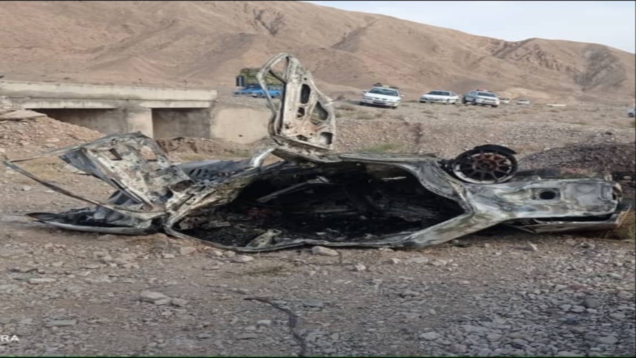 یک دستگاه پژو پارس در محور بم-کرمان طعمه حریق شد