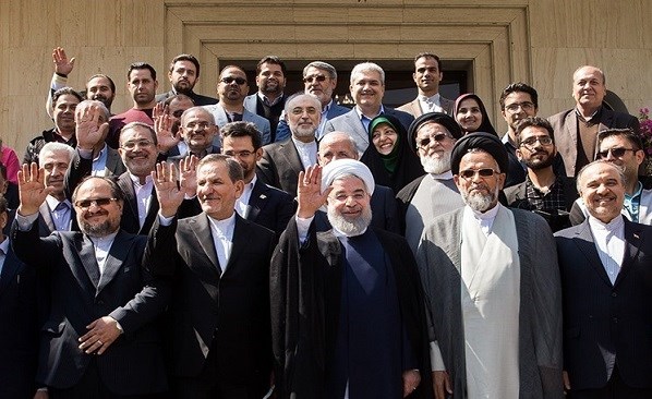 حتی نامزدهای دولتی هم زیر بار دفاع از دولت نمیروند