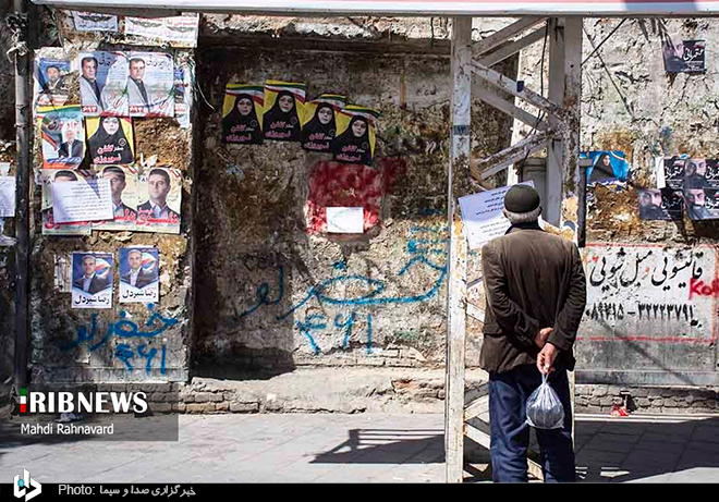 مخدوش شدن فضای شهری ارومیه با پوسترهای انتخاباتی