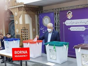 رئیس بنیاد شهید در وزارت کشور رای خود را به صندوق انداخت