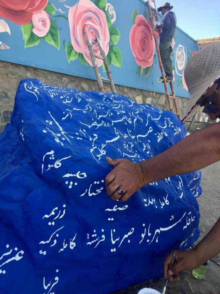 ثبت اسامی شهدای انفجار مدرسه سیدالشهداء(ع) افغانستان بر روی سنگ 