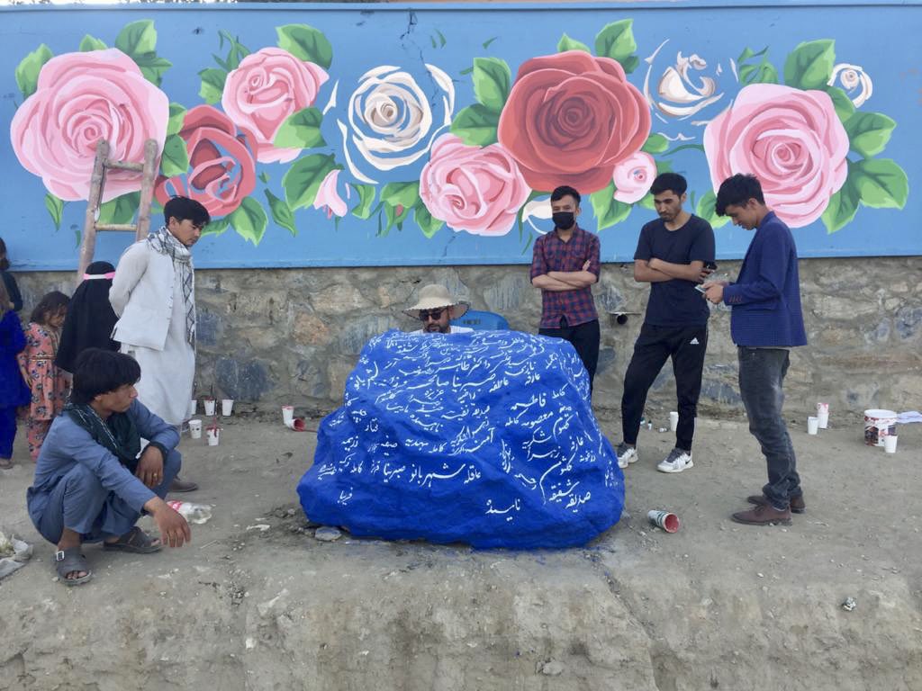 ثبت اسامی شهدای انفجار مدرسه سیدالشهداء(ع) افغانستان بر روی سنگ 