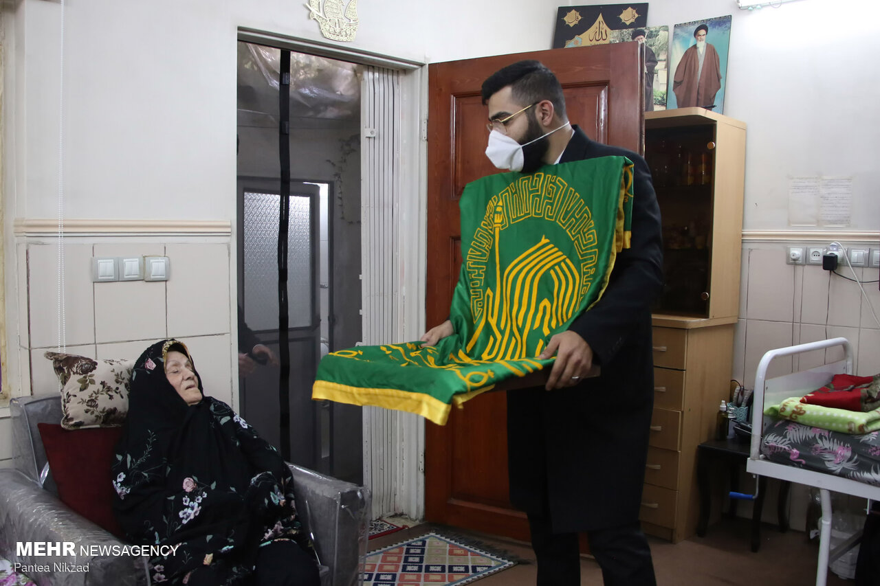 حضور کاروان زیر سایه خورشید در منزل خانواده شهدا