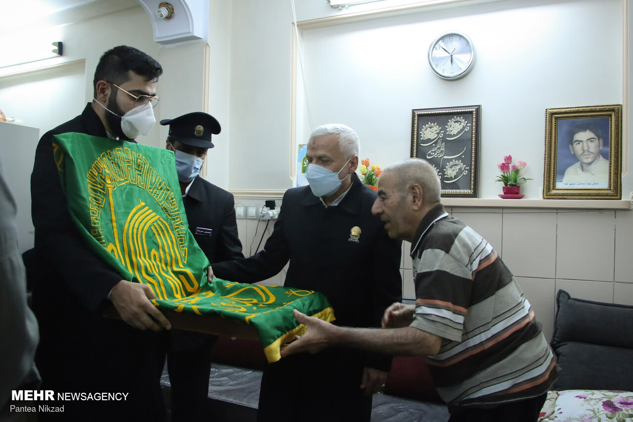 حضور کاروان زیر سایه خورشید در منزل خانواده شهدا