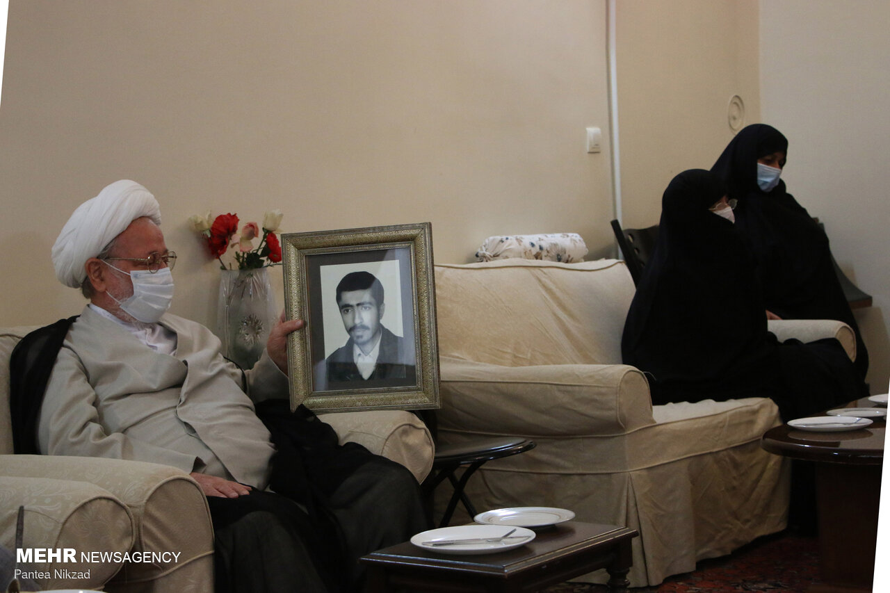 حضور کاروان زیر سایه خورشید در منزل خانواده شهدا
