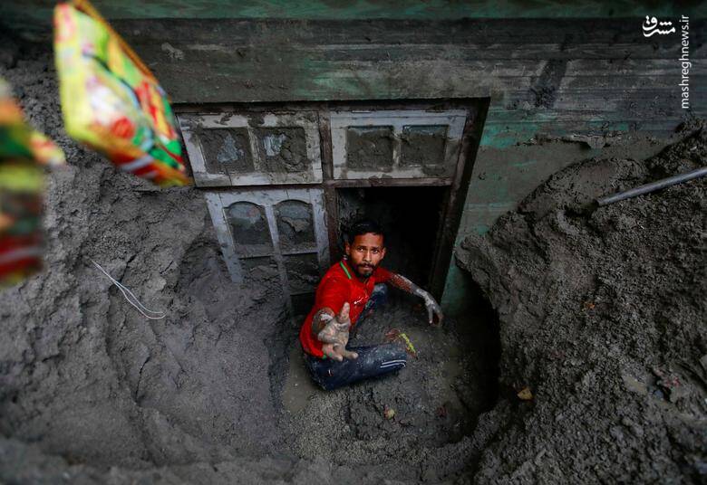 دفن خانه‌های نپال در گل و لای سیلاب