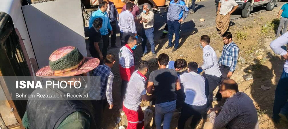 تصاویر حادثه واژگونی اتوبوس حامل خبرنگاران محیط زیست در ارومیه