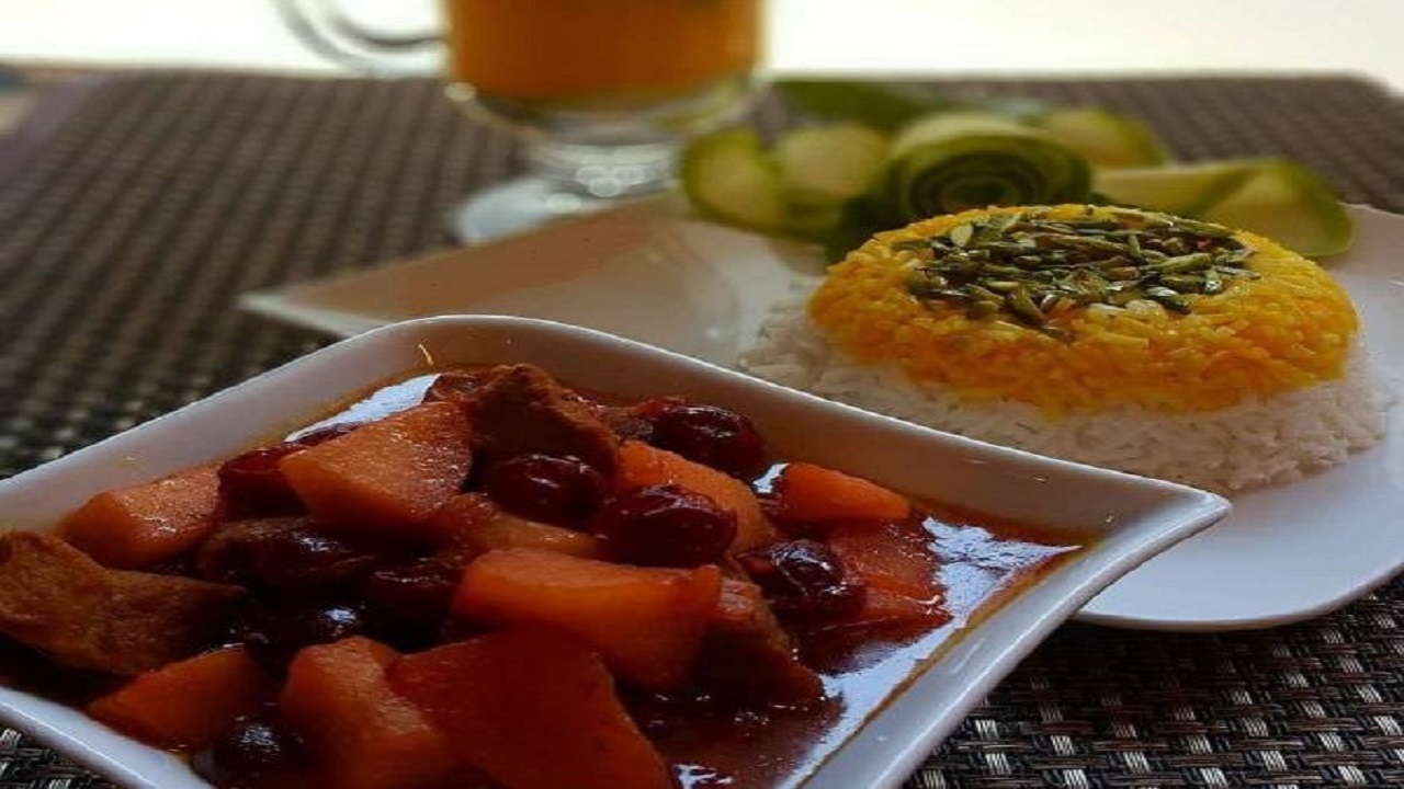 طرز تهيه خورش آلبالو و سيب يک نهار خوشمزه