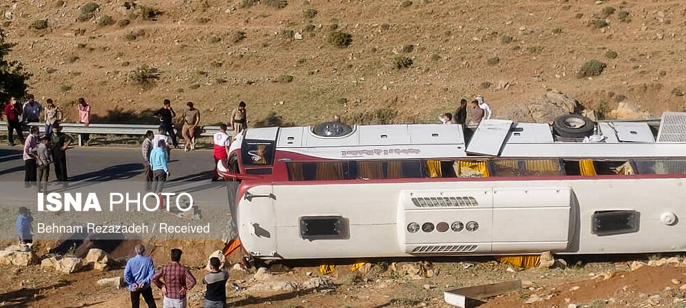 تصاویر حادثه واژگونی اتوبوس حامل خبرنگاران محیط زیست در ارومیه