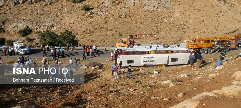 تصاویر حادثه واژگونی اتوبوس حامل خبرنگاران محیط زیست در ارومیه