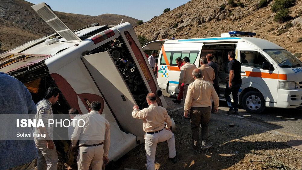 تصاویر حادثه واژگونی اتوبوس حامل خبرنگاران محیط زیست در ارومیه