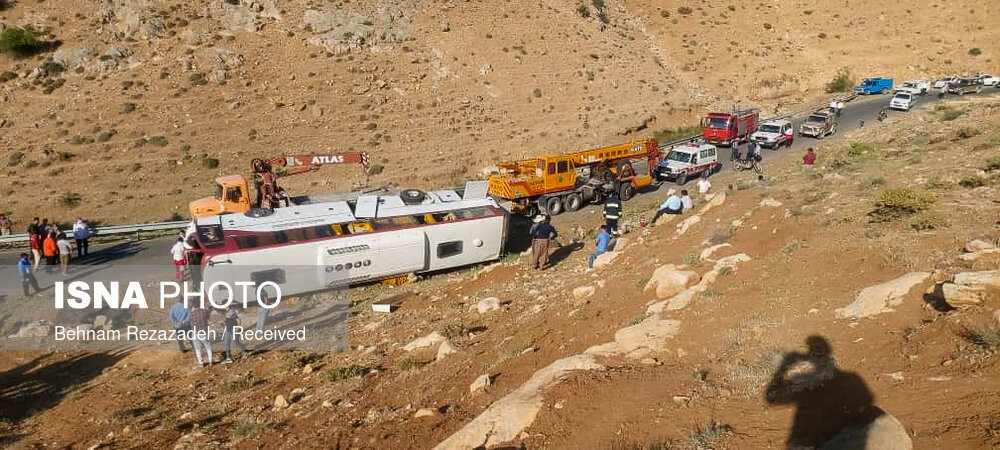 تصاویر حادثه واژگونی اتوبوس حامل خبرنگاران محیط زیست در ارومیه