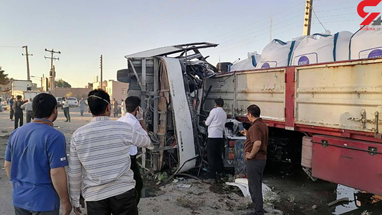 تصاویری از سانحه برخورد اتوبوس با تریلی در یزد