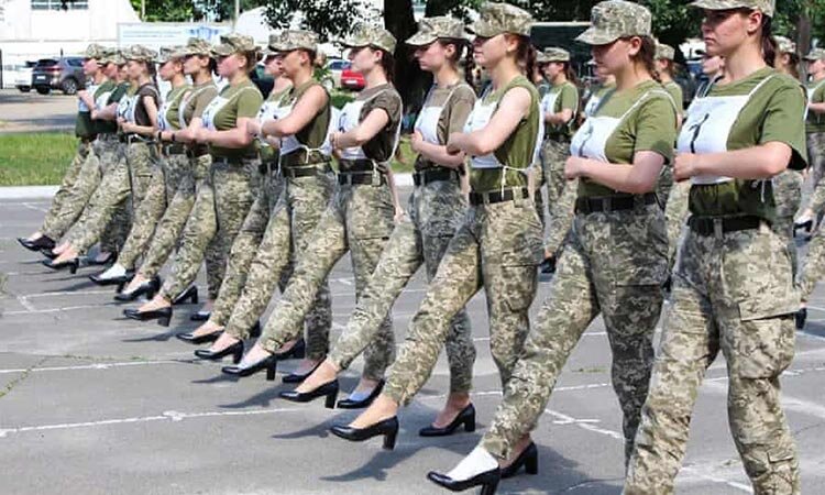 جنجال رژه سربازان زن ارتش اوکراین با کفش پاشنه‌بلند