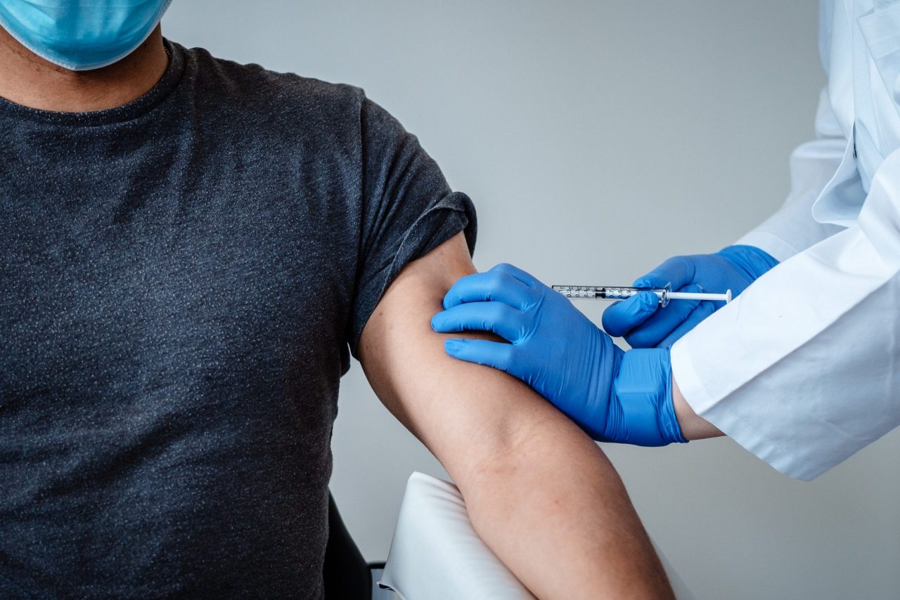 کرونا/ واکسن کرونا را به کدام بازو بزنیم؟