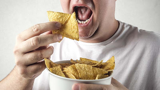صدای غذا خوردن دیگران آزاردهنده است؟ دچار «میسوفونیا» شده‌اید!