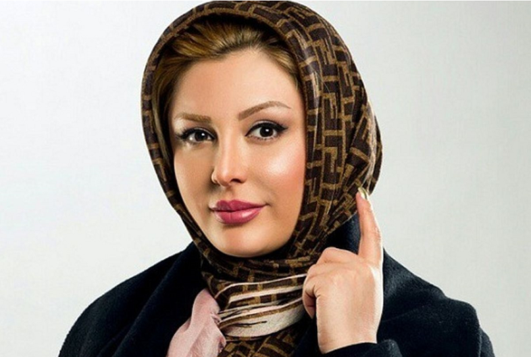چهره ها/ نیوشا ضیغمی با مجسمه کوچکِ شکل خودش