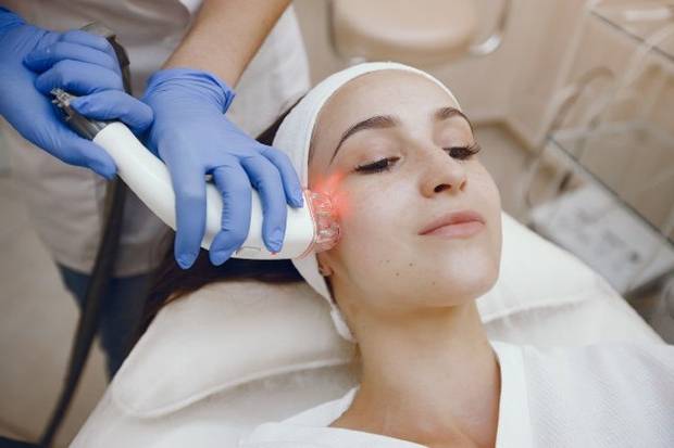 بررسی درد و آسیب لیزر مو های زائد به پوست
