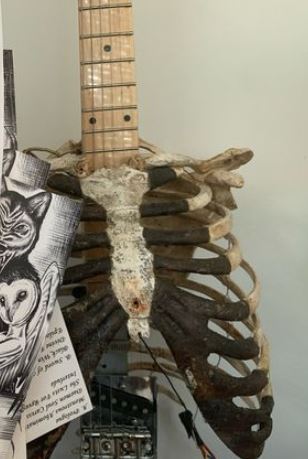 ساخت گیتار با اسکلت عمو و رنگ آمیزی اش با خون!