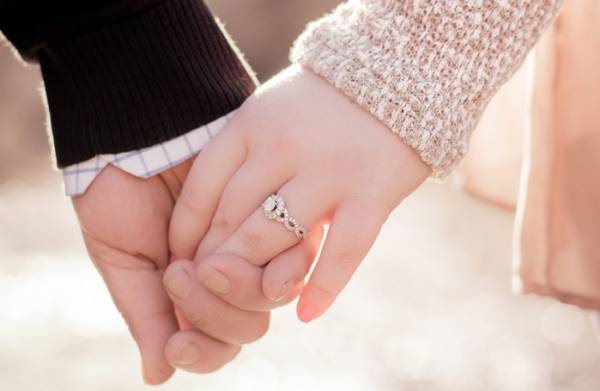 برادرم به نامزدش توجهی ندارد