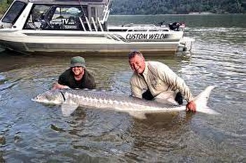 لحظه بیرون کشیدن ماهی غول‌پیکر از دریاچه کانادا