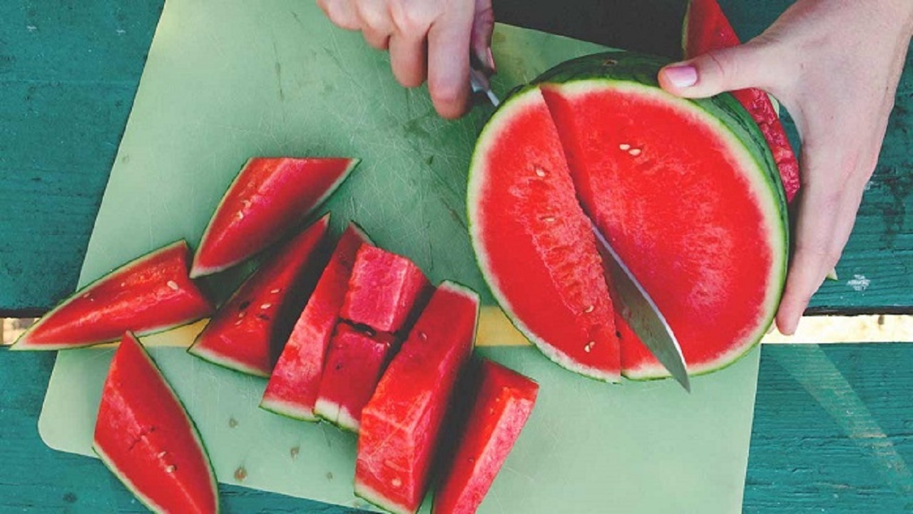 خوردن هندوانه برای این افراد مطلقا ممنوع است
