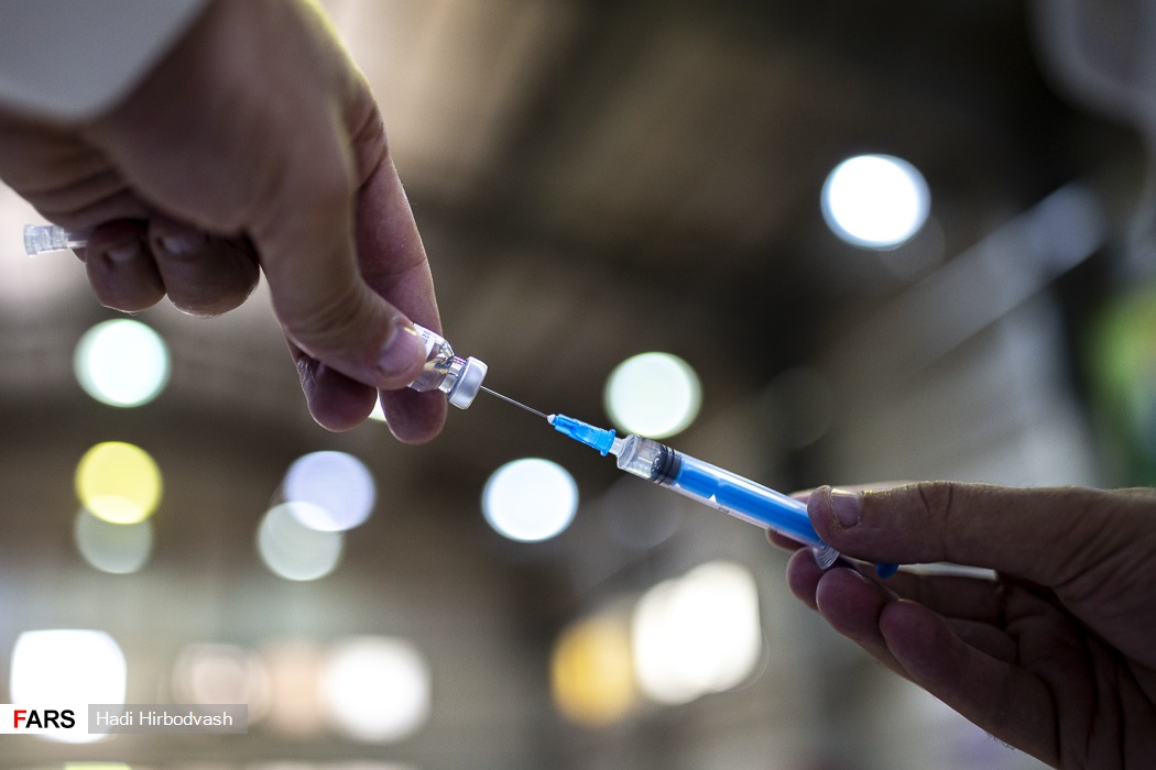 عکس/ طرح ضربتی واکسیناسیون کرونا توسط نیروهای اورژانس