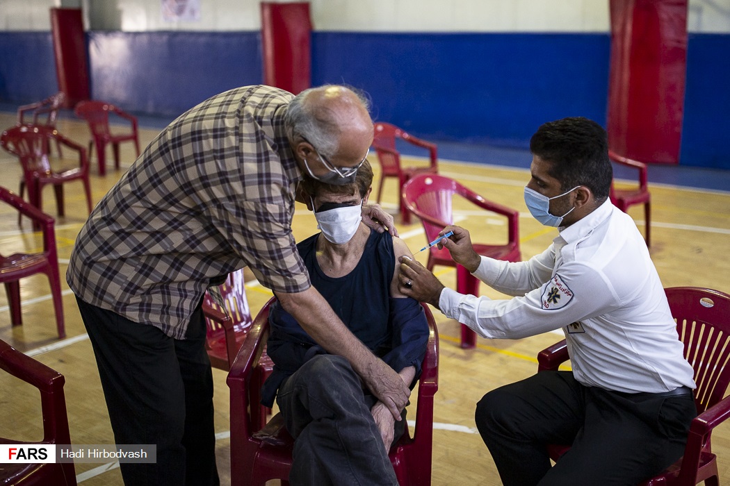 عکس/ طرح ضربتی واکسیناسیون کرونا توسط نیروهای اورژانس