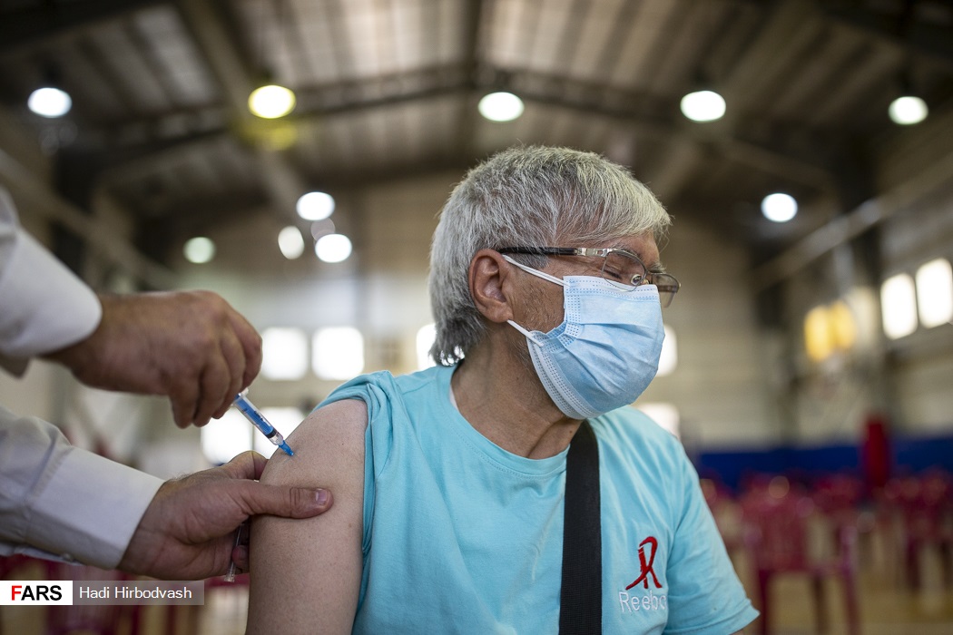 عکس/ طرح ضربتی واکسیناسیون کرونا توسط نیروهای اورژانس