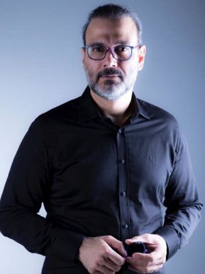 آهنگ شنیدنی علیرضا قربانی به نام "رسوای زمانه منم، دیوانه منم"