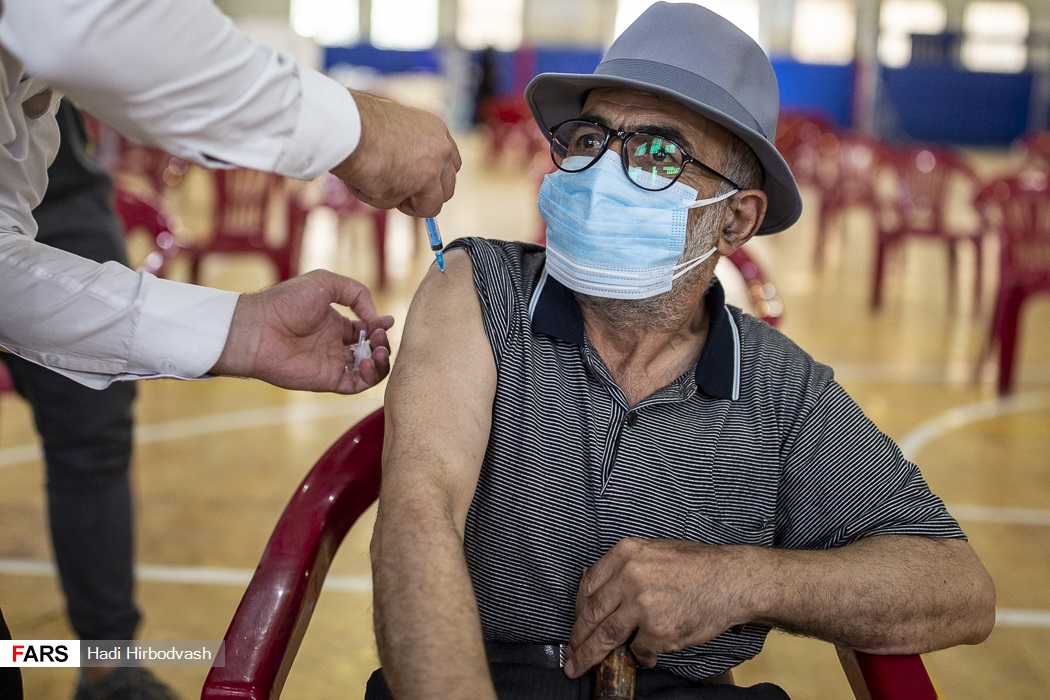 عکس/ طرح ضربتی واکسیناسیون کرونا توسط نیروهای اورژانس