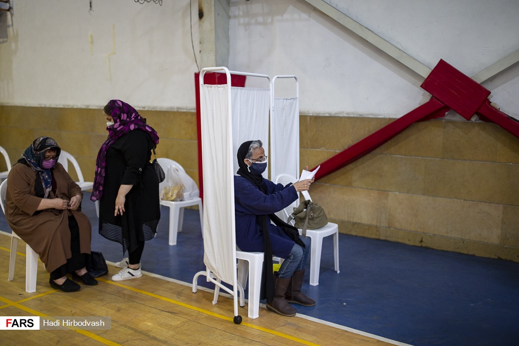 عکس/ طرح ضربتی واکسیناسیون کرونا توسط نیروهای اورژانس