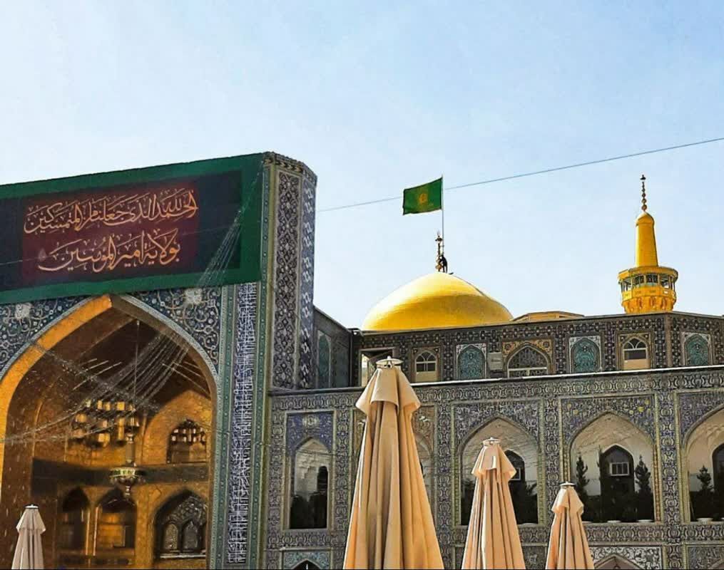 تعویض پرچم حرم امام رضا(ع)