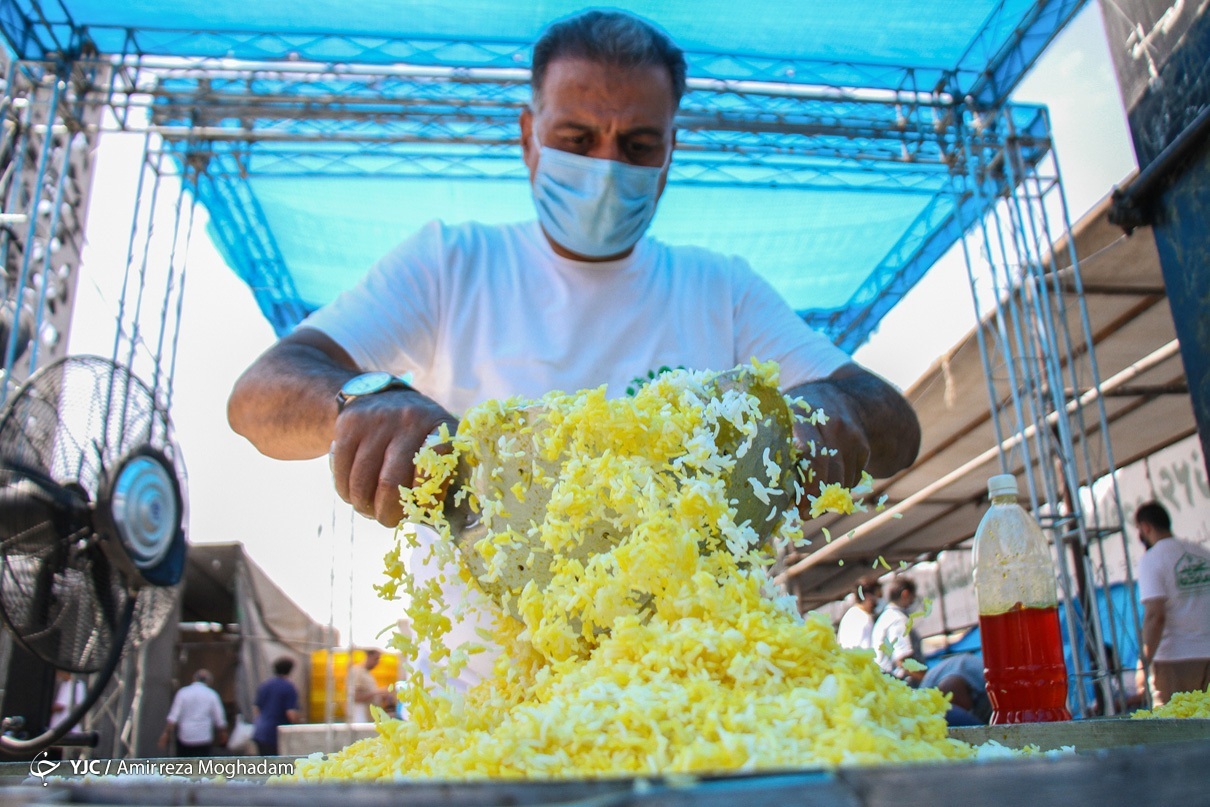 عکس/ اطعام غدیری ۲۰ هزار نفر در میدان امام حسین (ع)