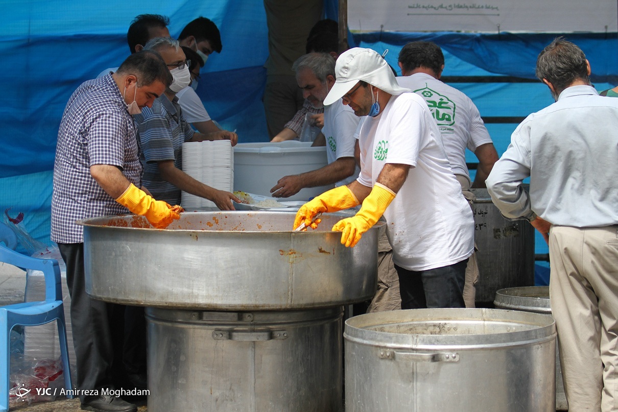 عکس/ اطعام غدیری ۲۰ هزار نفر در میدان امام حسین (ع)