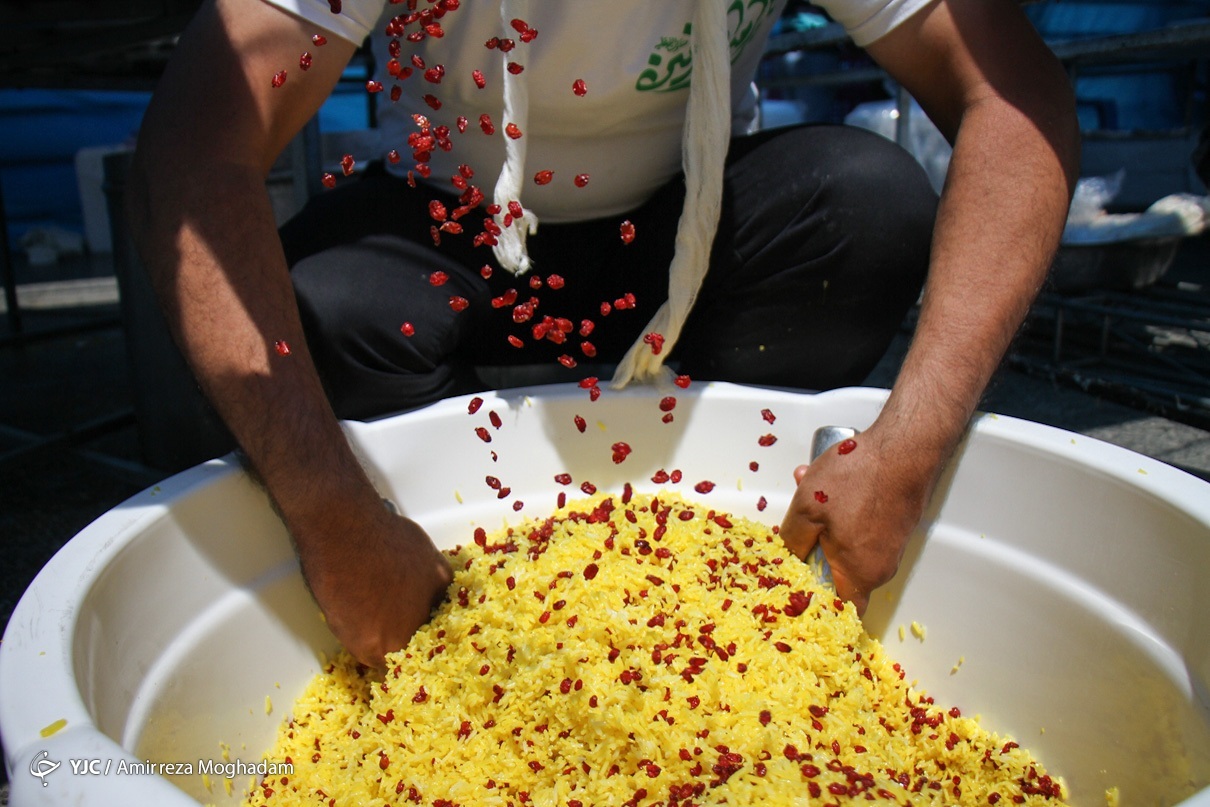 عکس/ اطعام غدیری ۲۰ هزار نفر در میدان امام حسین (ع)