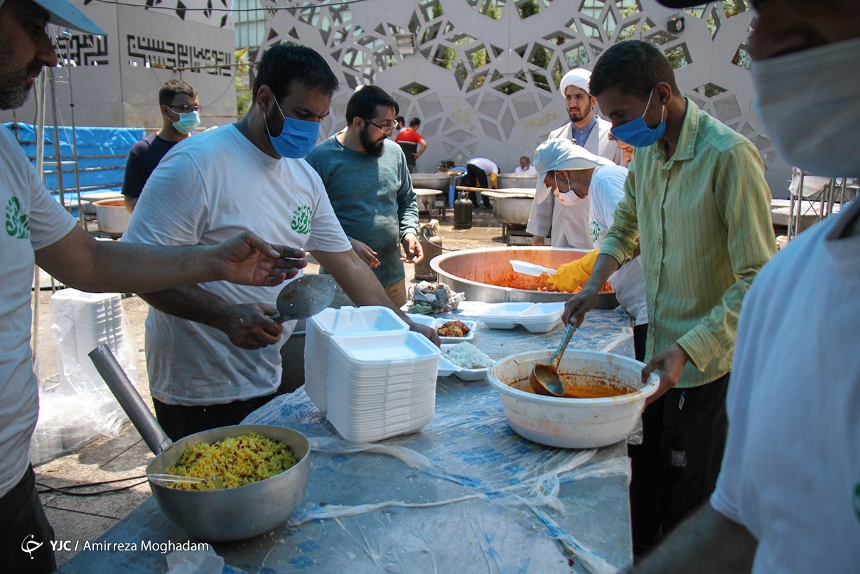 عکس/ اطعام غدیری ۲۰ هزار نفر در میدان امام حسین (ع)