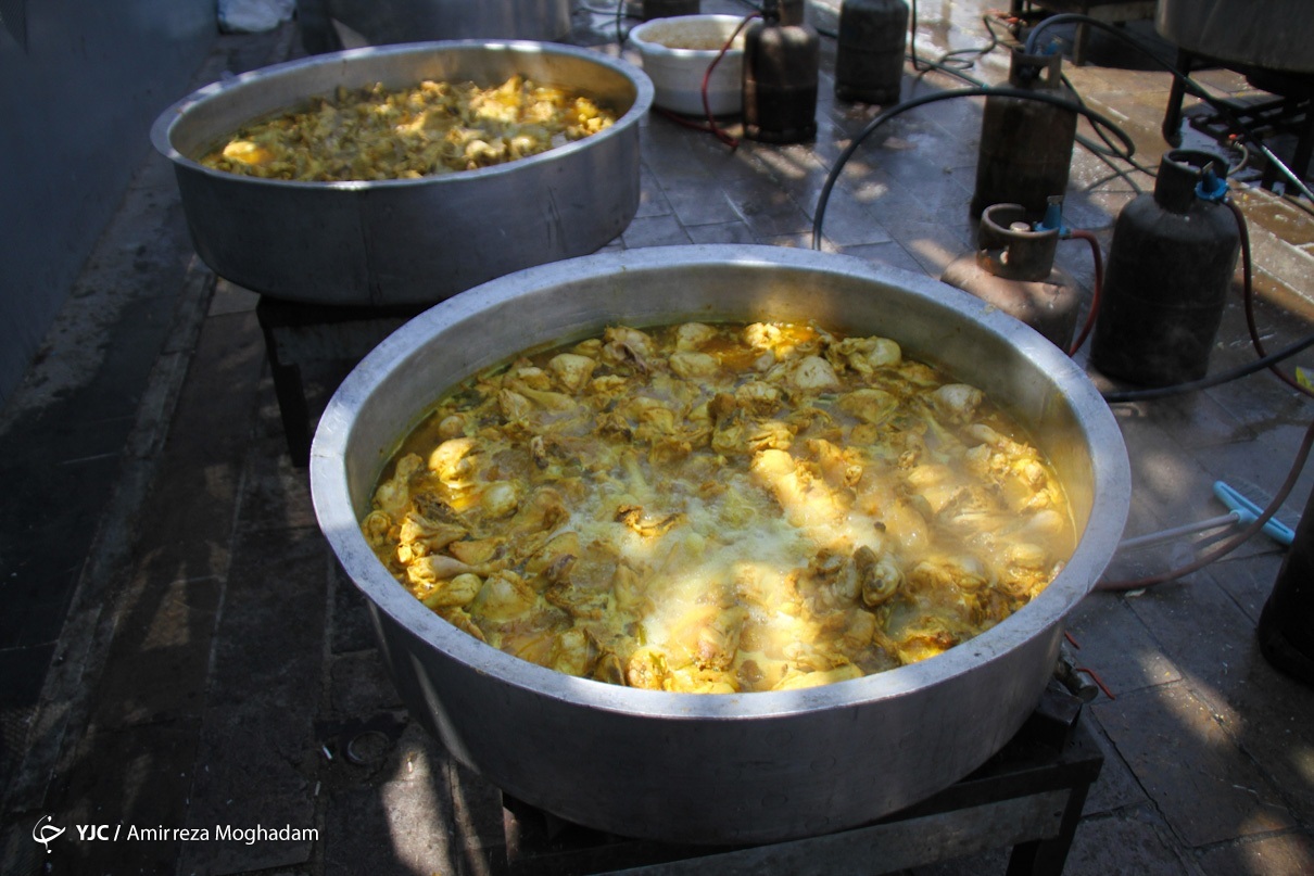 عکس/ اطعام غدیری ۲۰ هزار نفر در میدان امام حسین (ع)