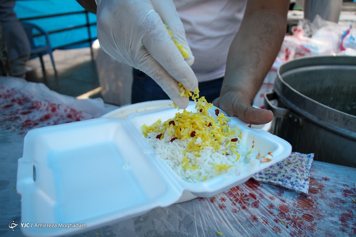 عکس/ اطعام غدیری ۲۰ هزار نفر در میدان امام حسین (ع)