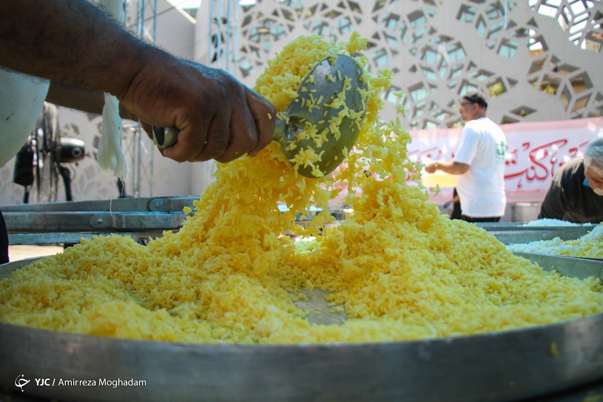 عکس/ اطعام غدیری ۲۰ هزار نفر در میدان امام حسین (ع)