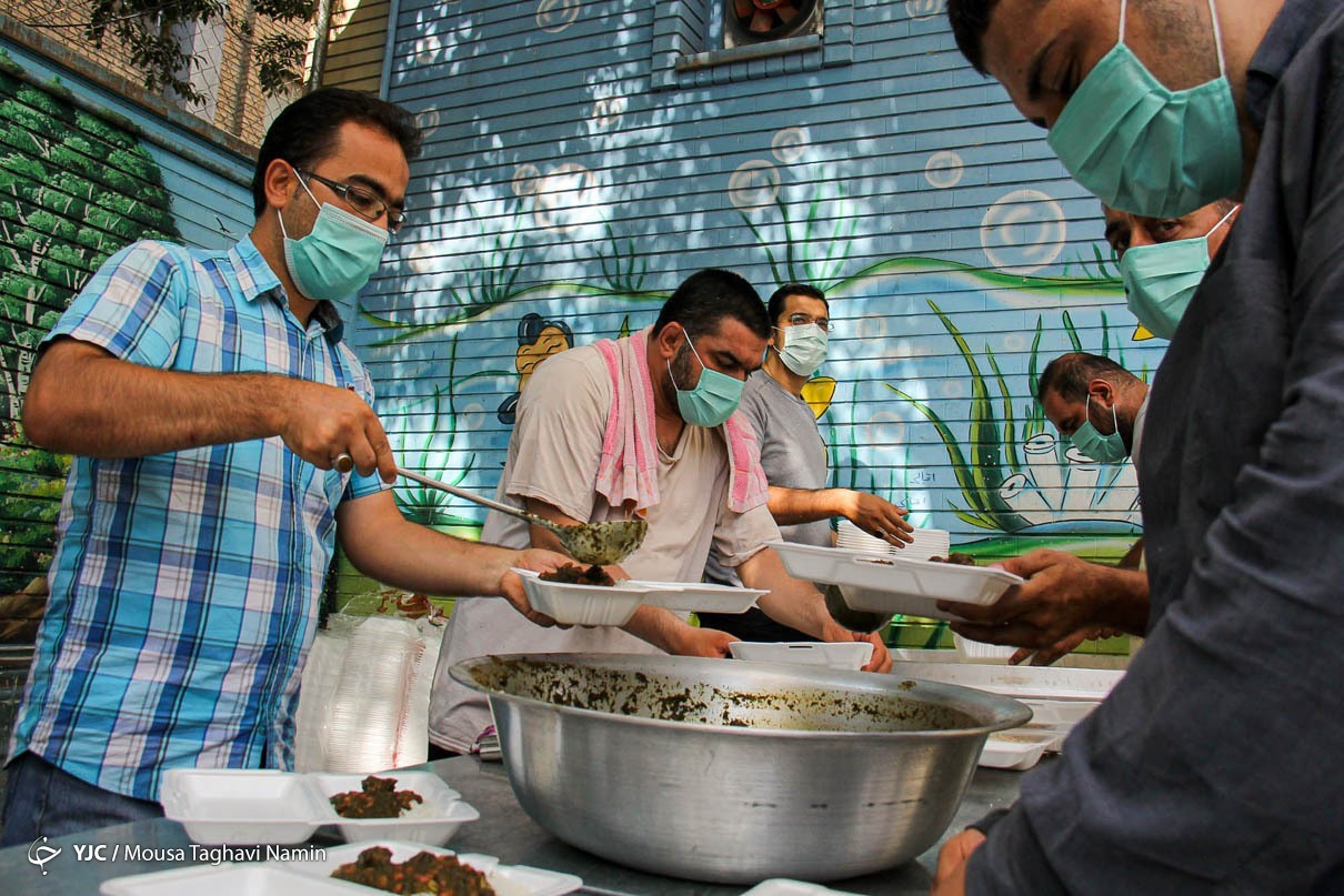 عکس/ اطعام غدیری ۲۰ هزار نفر در میدان امام حسین (ع)