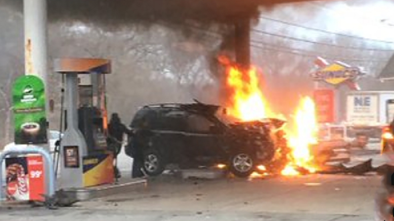 زن خونسردی که پمپ بنزین را به آتش کشید