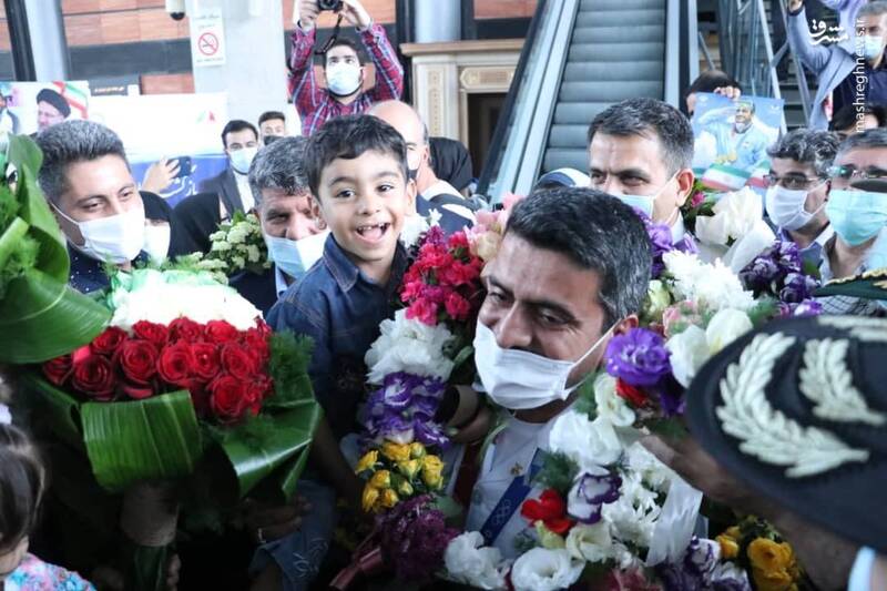 عکس/ جواد فروغی با لباس کادر درمان وارد کشور شد