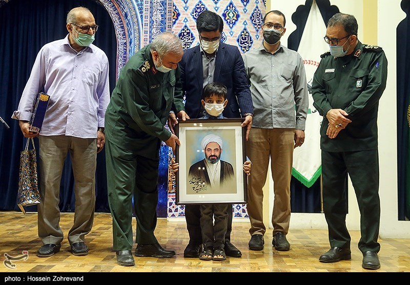 تقدیر از خانواده شهدای جهادگر در حرم رضوی