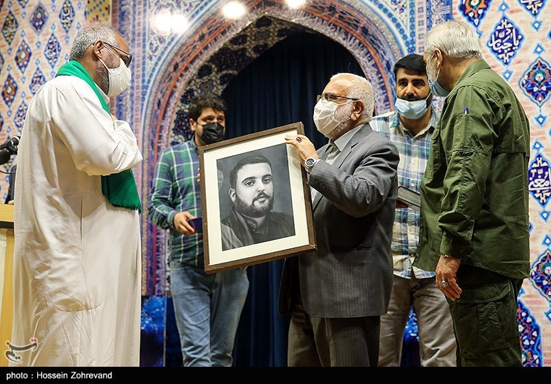 تقدیر از خانواده شهدای جهادگر در حرم رضوی